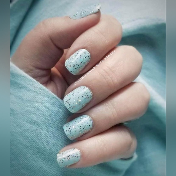 Color Street Nail Polish Strips in shade Chilladelphia - Picture 2 of 4